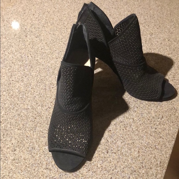 Vince Camuto Shoes - Vince Camuto Vatena Bootie - size 7